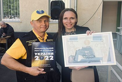 Самое большое панно из пряников, расписанное петриковской росписью: в Кривом Роге установили рекорд