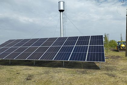 На Криворожье монтируют солнечные панели для бесперебойной работы водонапорной башни