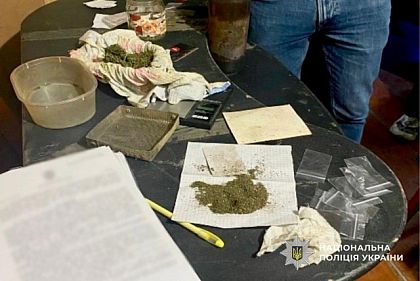 Полиция задержала на Днепропетровщине мужчину с оружием и наркотиками