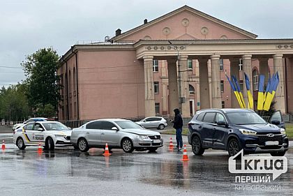 В Кривом Роге на площади Владимира Великого столкнулись два автомобиля
