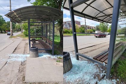 В Кривом Роге на остановке общественного транспорта разбили стекло