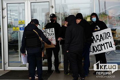 «Не покупай российское»: криворожане устроили акцию протеста возле одного из местных магазинов