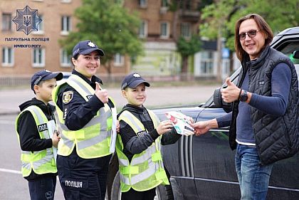 В Кривом Роге патрульные и школьники провели акцию «Письмо водителю»