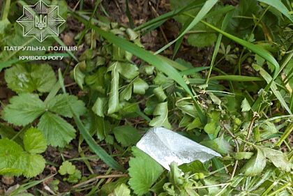 Велопатрульные обнаружили у криворожанина слип-пакет с веществом, похожим на наркотическое