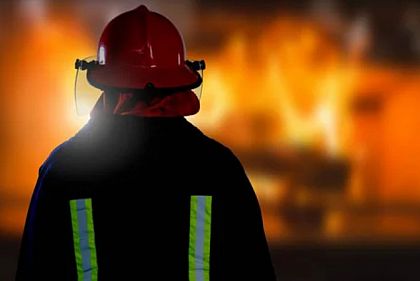 На Днепропетровщине из-за вражеской атаки загорелось фермерское хозяйство