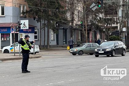 Как не растеряться на перекрестке: криворожанам напоминают жесты регулировщика