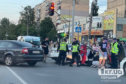 У Саксаганському районі Кривого Рогу на світлофорі зіштовхнулись дві автівки: є постраждалі