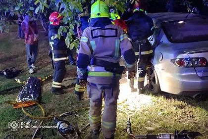 В Кривом Роге спасатели деблокировали из искореженной машины женщину и ребенка после ДТП