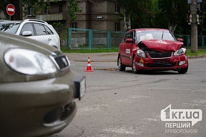 В Кривом Роге легковушка столкнулась с учебной машиной