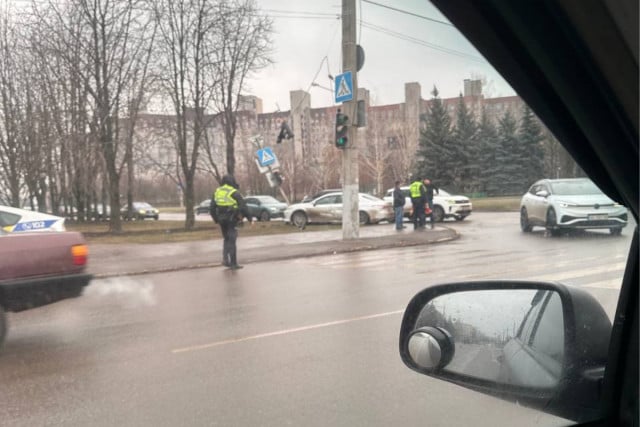 Автомобиль въехал в светофор: в Металлургическом районе Кривого Рога произошло ДТП