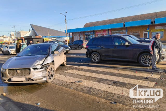 Чоловіку розсікло брову: у Кривому Розі зіштовхнулись дві автівки