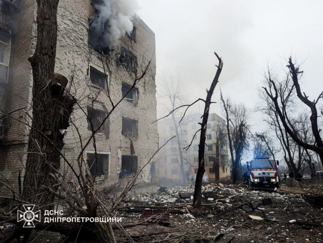 У Кривому Розі рятувальники ліквідували пожежу, спричинену ворожими ударами