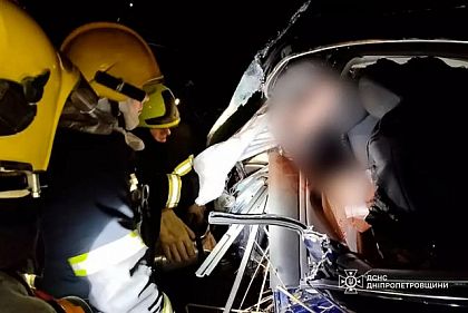 Авария в Кривом Роге: спасатели деблокировали пострадавших из автомобиля
