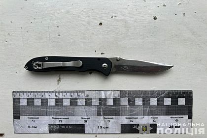 На железнодорожном вокзале Днепра мужчина ранил ножом представителя ТЦК