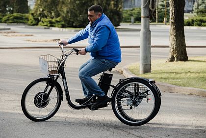Социальные работники прифронтовых громад Днепропетровщины получили 40 электровелосипедов
