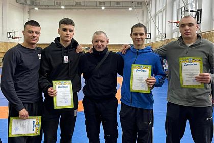 Спортсмены из Кривого Рога завоевали 5 медалей на Чемпионате области по вольной борьбе