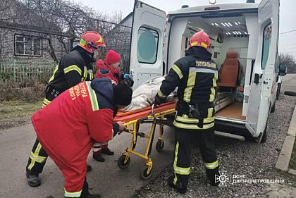 На Никопольщине спасатели помогли медикам спасти женщину