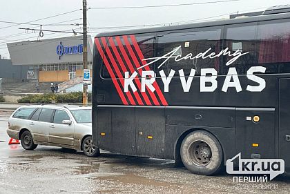 В Кривом Роге легковой автомобиль столкнулся с автобусом футбольного клуба «Кривбасс»