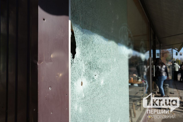 Разбитое стекло: в Кривом Роге неизвестный посреди улицы бросил предмет, похожий на гранату