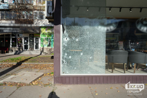 в Кривом Роге неизвестный бросил гранату, из-за чего разбитое стекло разбитое стекло