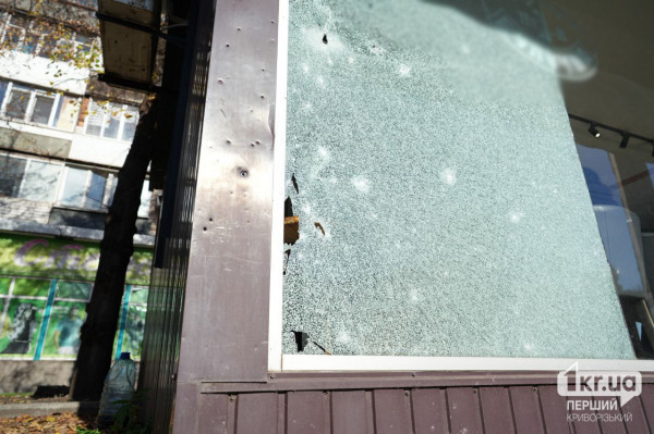 в Кривом Роге неизвестный бросил гранату, из-за чего разбитое стекло разбитое стекло