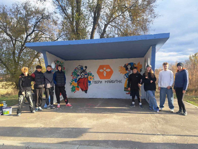 В Криворожском районе разрисовали остановку общественного транспорта