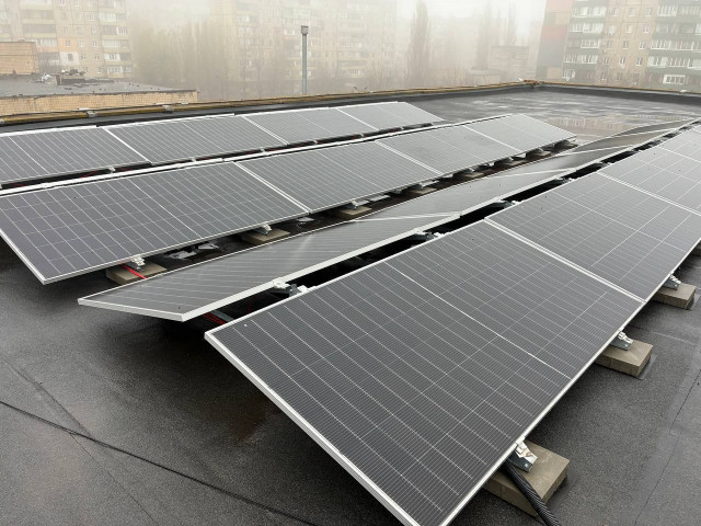 Еще в одном учебном заведении Кривого Рога установили гибридную солнечную электростанцию