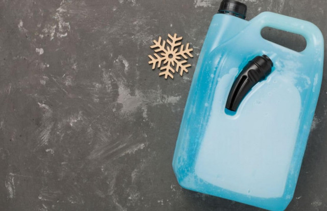 Зимовий омивач скла: як обрати, щоб не смердів спиртом і не замерзав