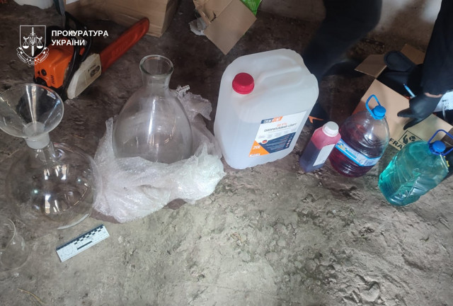 Полиция Днепра разоблачила группу, которая производила и продавала психотропы в больших объемах