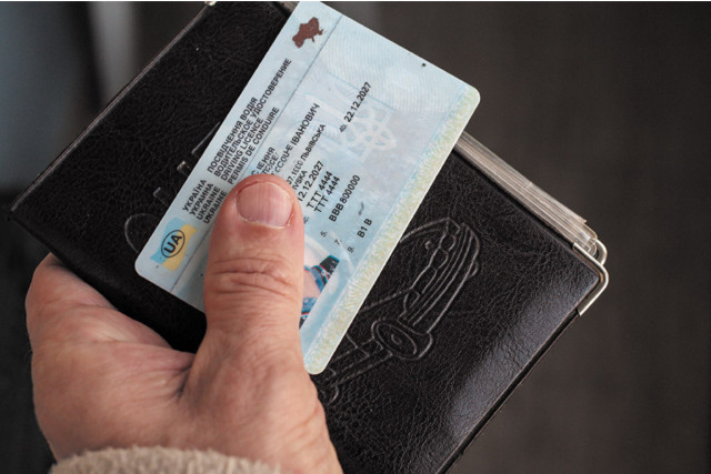 Криворожан предупреждают о мошенниках, которые продают ненастоящие водительские права