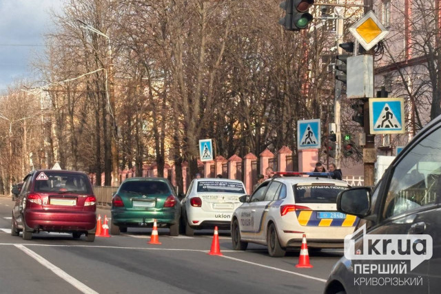 На одном из пешеходных переходов Кривого Рога столкнулись автомобили