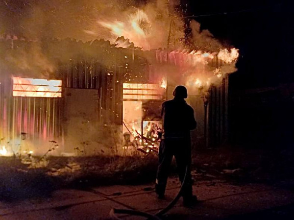 вражеские обстрелы повредили авто пожарных пожарная машина