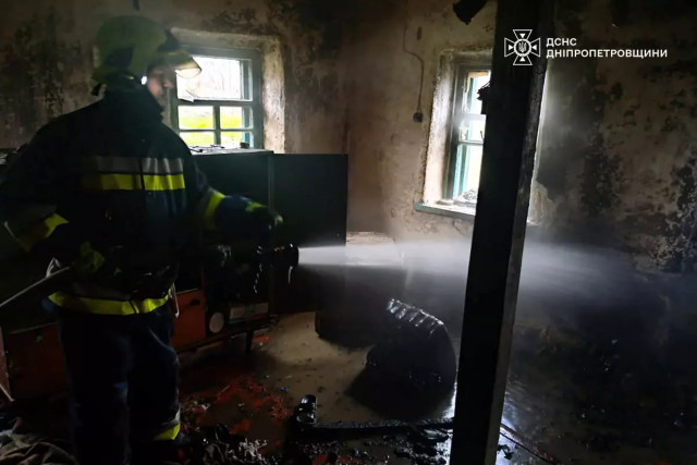 В Днепропетровской области спасатели вынесли мужчину из горящего дома