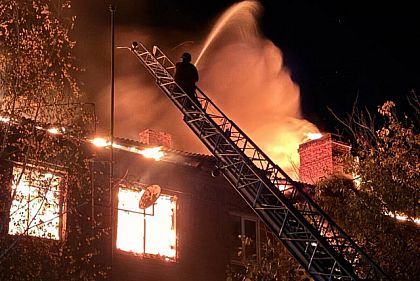 Обстрел Днепропетровской области: загорелись многоквартирный дом, автомобиль и учебное заведение