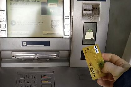 Поліція викрила мешканця Дніпропетровщини, який тиждень оплачував покупки чужою карткою