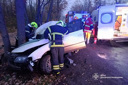 У Кривому Розі легковик врізався в дерево — є загиблий і постраждала