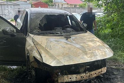 Дніпрянка з неповнолітнім сином підпалювала автівки: що їм загрожує