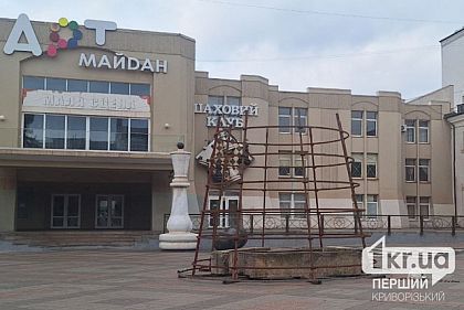 У Кривому Розі на проспекті Поштовому встановлюють новорічну ялинку