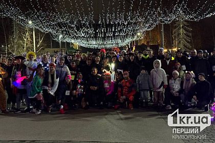 В Кривом Роге горожане в костюмах сказочных героев выбежали на ночной забег
