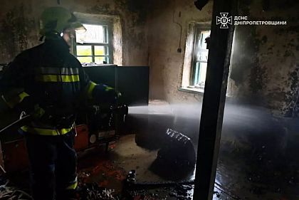 В Днепропетровской области спасатели вынесли мужчину из горящего дома