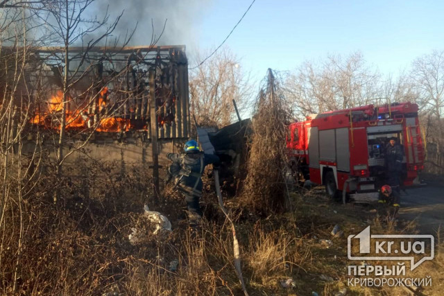 Пожарные Кривого Рога потушили пылающее заброшенное здание