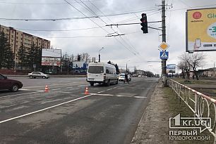 На светофоре в Кривом Роге маршрутка сбила пешехода