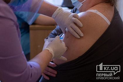 За сутки от коронавируса вакцинировали почти 2 тысячи украинцев