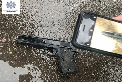 Трое вооруженных криворожан устроили драку в супермаркете