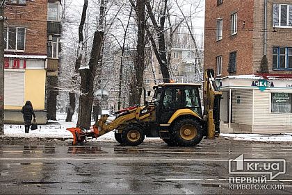 45 единиц спецтехники убирают снег и посыпают улицы в Кривом Роге