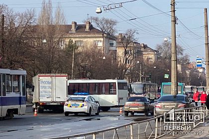 Из-за ДТП с маршруткой и грузовиком приостановлено движение трамваев