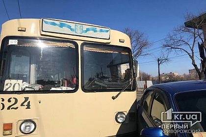 ДТП в Кривом Роге: возле рынка столкнулись троллейбус и легковушка