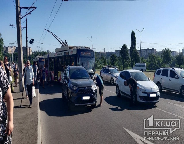 В Кривом Роге движение троллейбусов остановлено из-за аварии