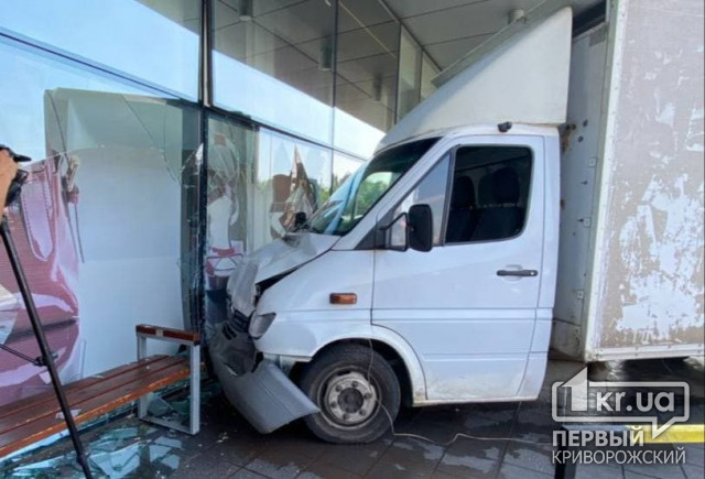 В Кривом Роге водитель грузового Mercedes въехал в витрину гипермаркета