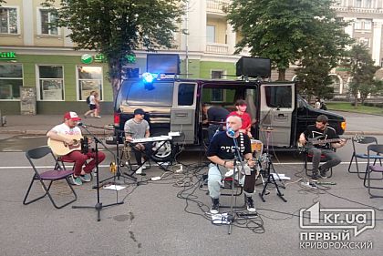 Криворізький гурт «Роялькіт» влаштував на Поштовому музичний флешмоб
